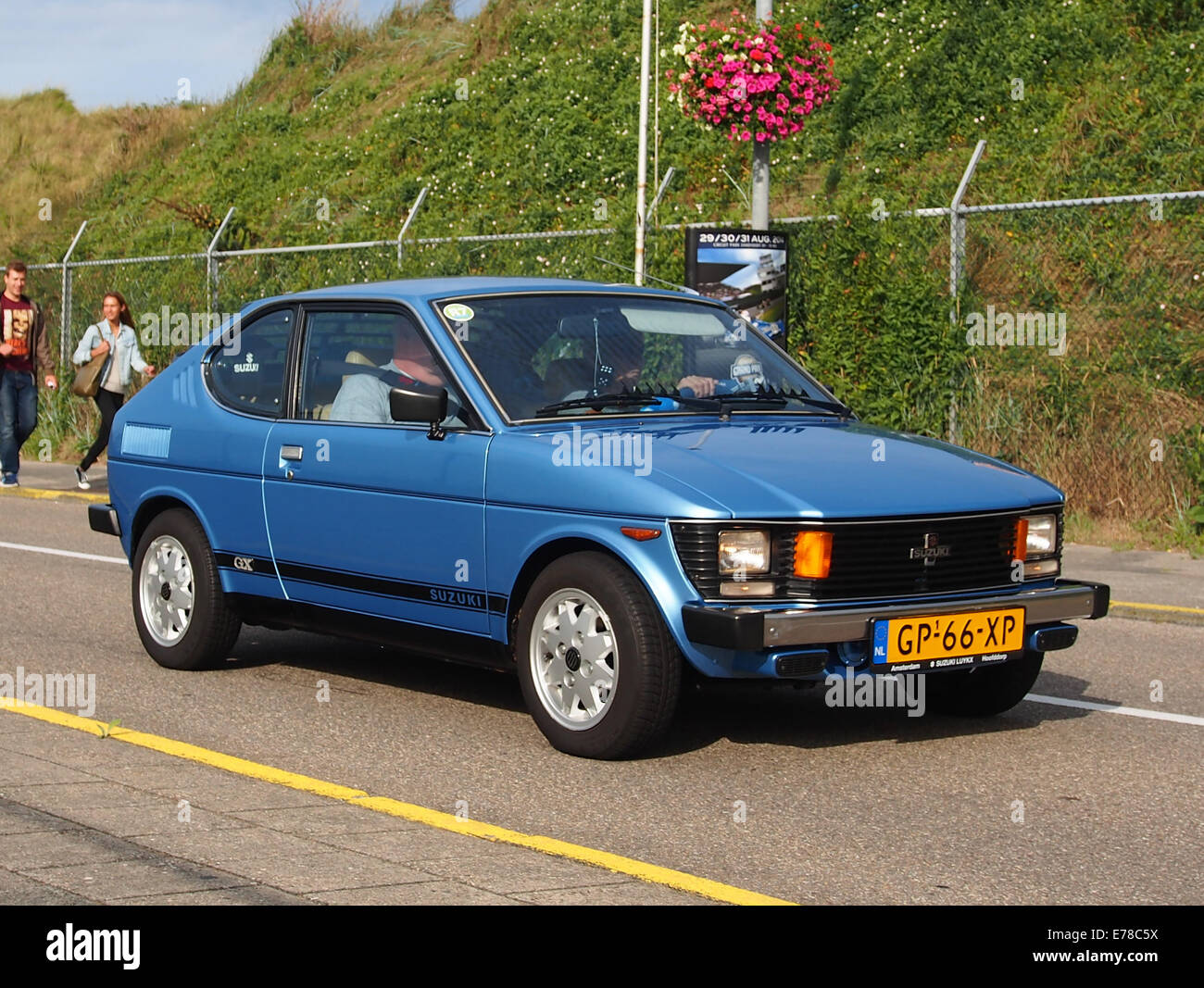 La Suzuki SC100GX DE LUXE 1981, registrata con la targa GP-66-XP, è un'auto giapponese compatta nota per il suo design efficiente e le dimensioni compatte. Foto Stock