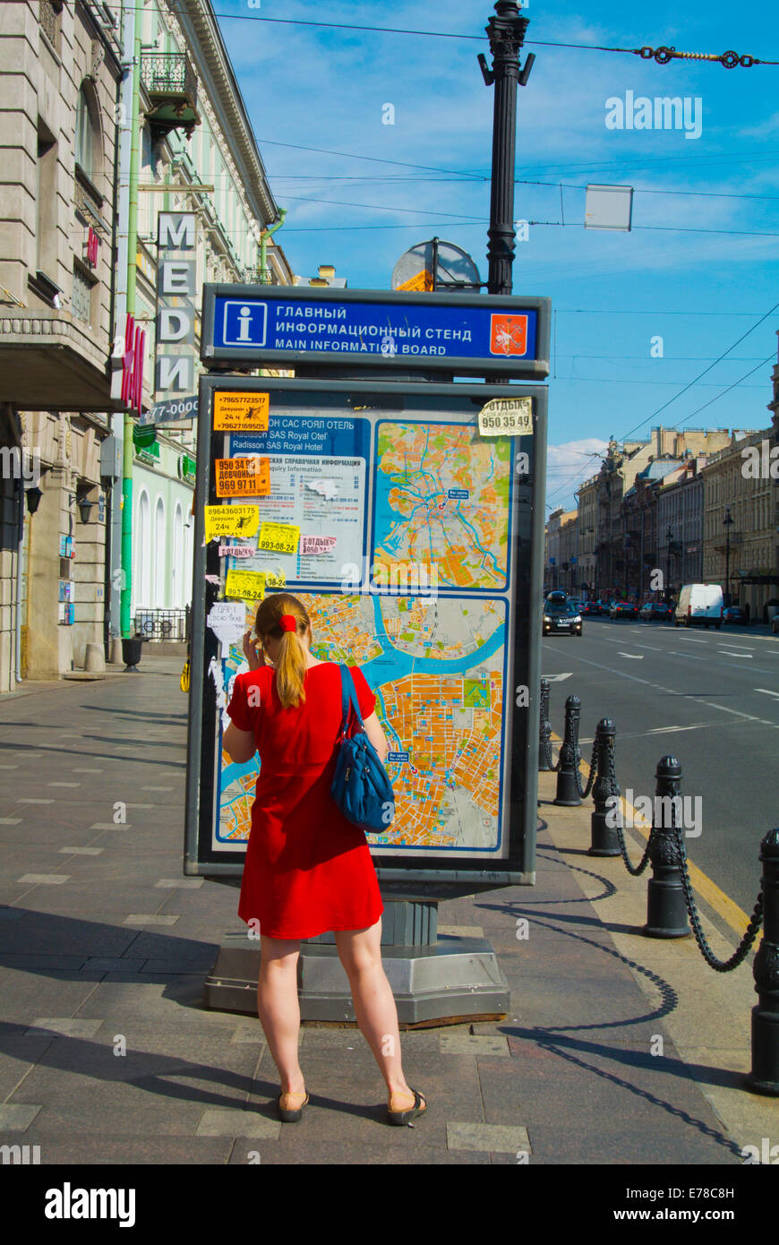 Persona che guarda la mappa stradale, Nevsky Prospect, Main Street, San Pietroburgo, Russia, Europa Foto Stock
