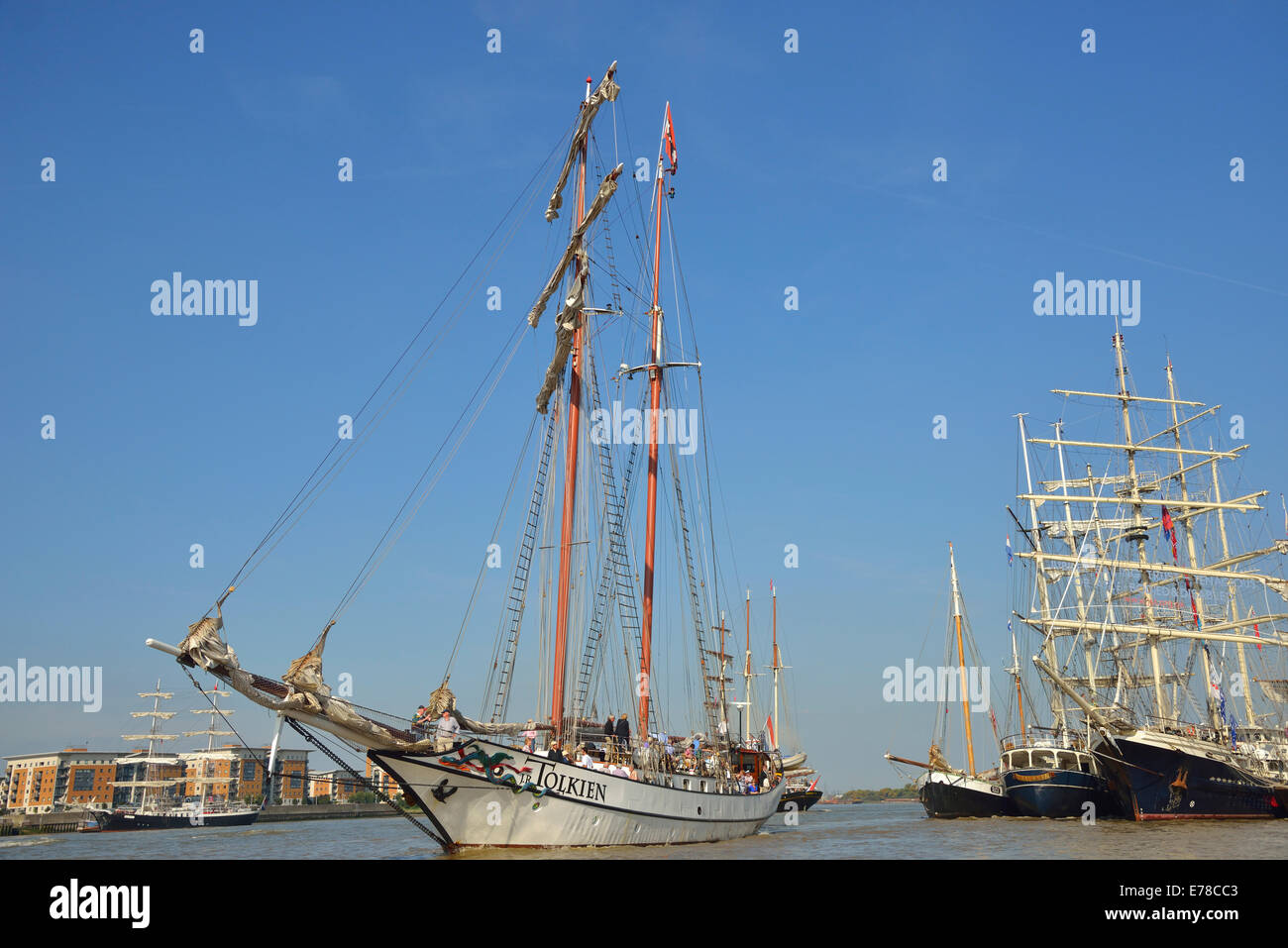Londra, Regno Unito. 8° settembre 2014.Royal Greenwich Tall Ships 2014- pochi di Tall navi ormeggiate a Woolwich Regio Arsenale Pier con l'olandese Tall Ship'Tolkien' in procinto di prendere trippers giorno lungo Woolwich raggiungere, Fiume Tamigi Credito: Wendy Johnson/Alamy Live News Foto Stock