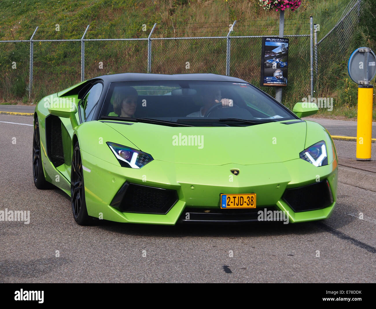 Una Lamborghini Aventador verde, registrata con la targa 2-TJD-38, che mostra il design di una vettura sportiva di lusso e le caratteristiche ad alte prestazioni. Foto Stock