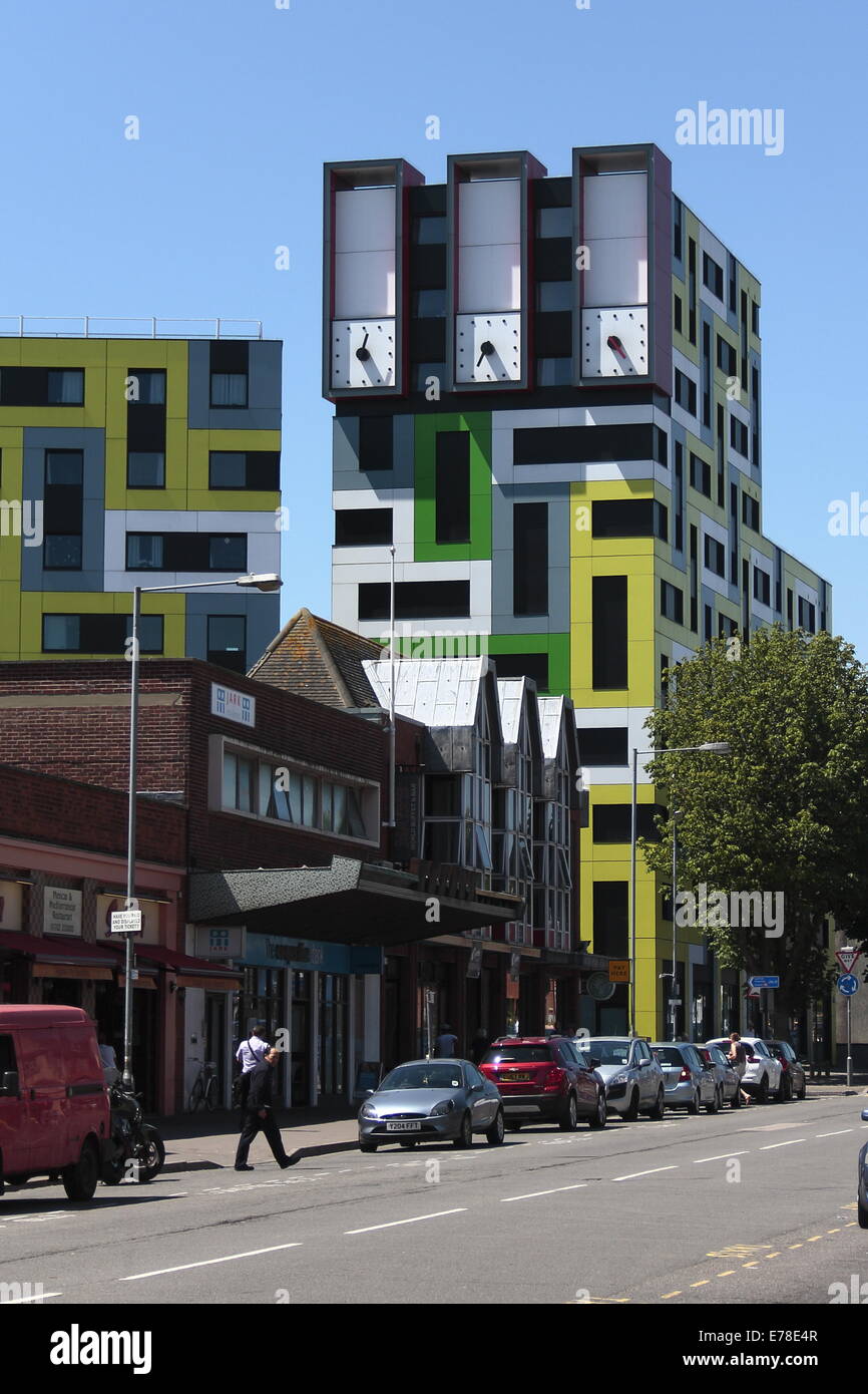 Il blocco di alloggi per Essex University di Southend, dotata di un nuovo orologio con tre facce, ciascuna con una sola mano. Foto Stock