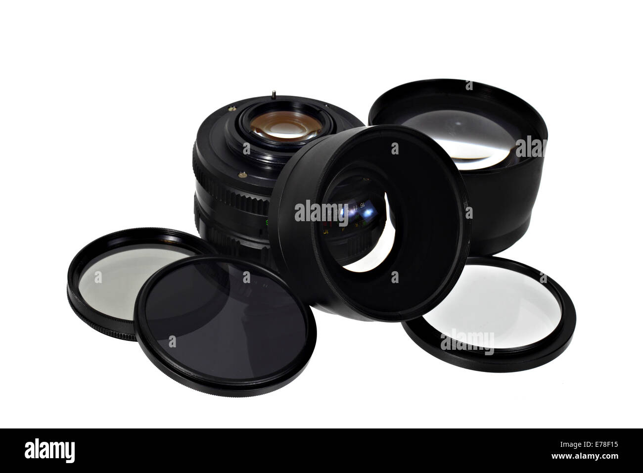 Obiettivo fotografico e filtri in pila isolati su sfondo bianco Foto Stock