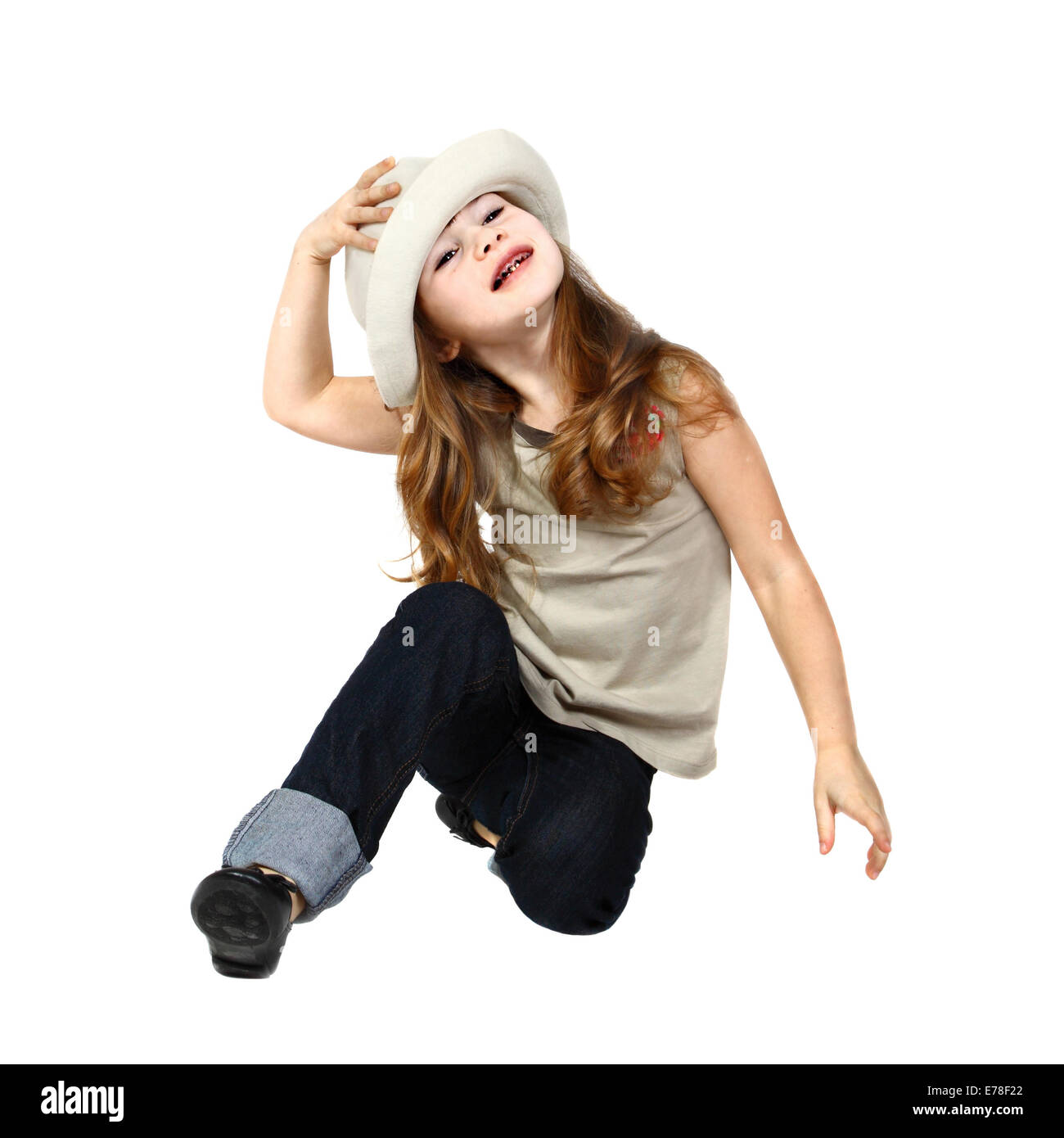 Bambina in posa di un cappello bianco troppo grande per la sua testa.  Ritratto isolato su sfondo bianco Foto stock - Alamy