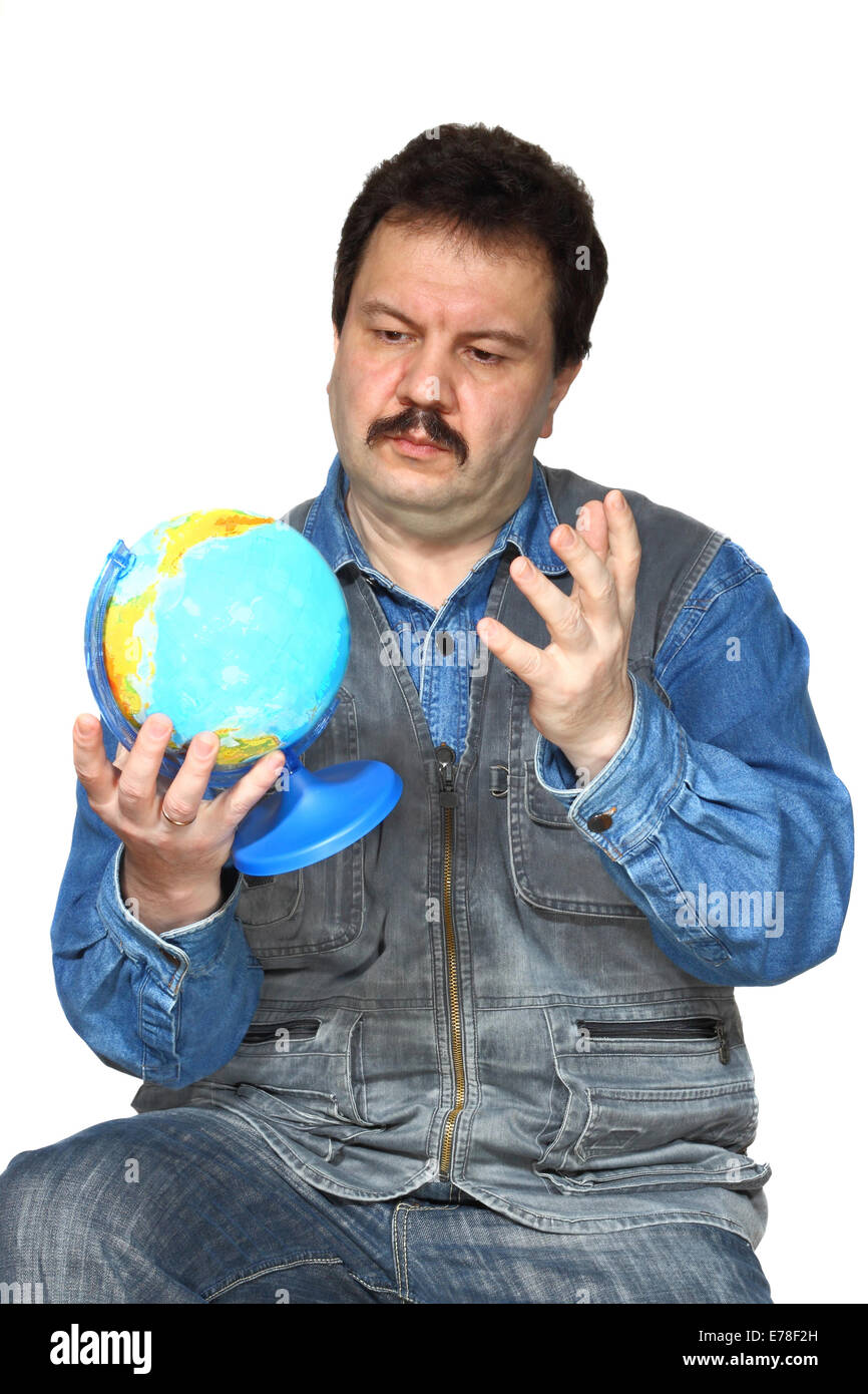 Uomo esamina globo. Ritratto su sfondo bianco Foto Stock