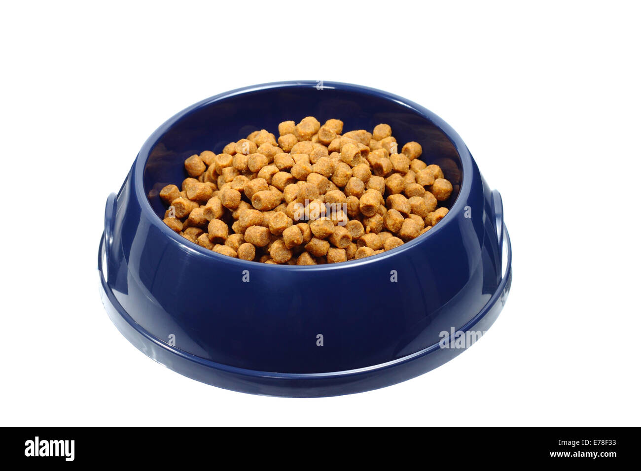 Recipiente di plastica con secchi pet food isolati su sfondo bianco Foto Stock