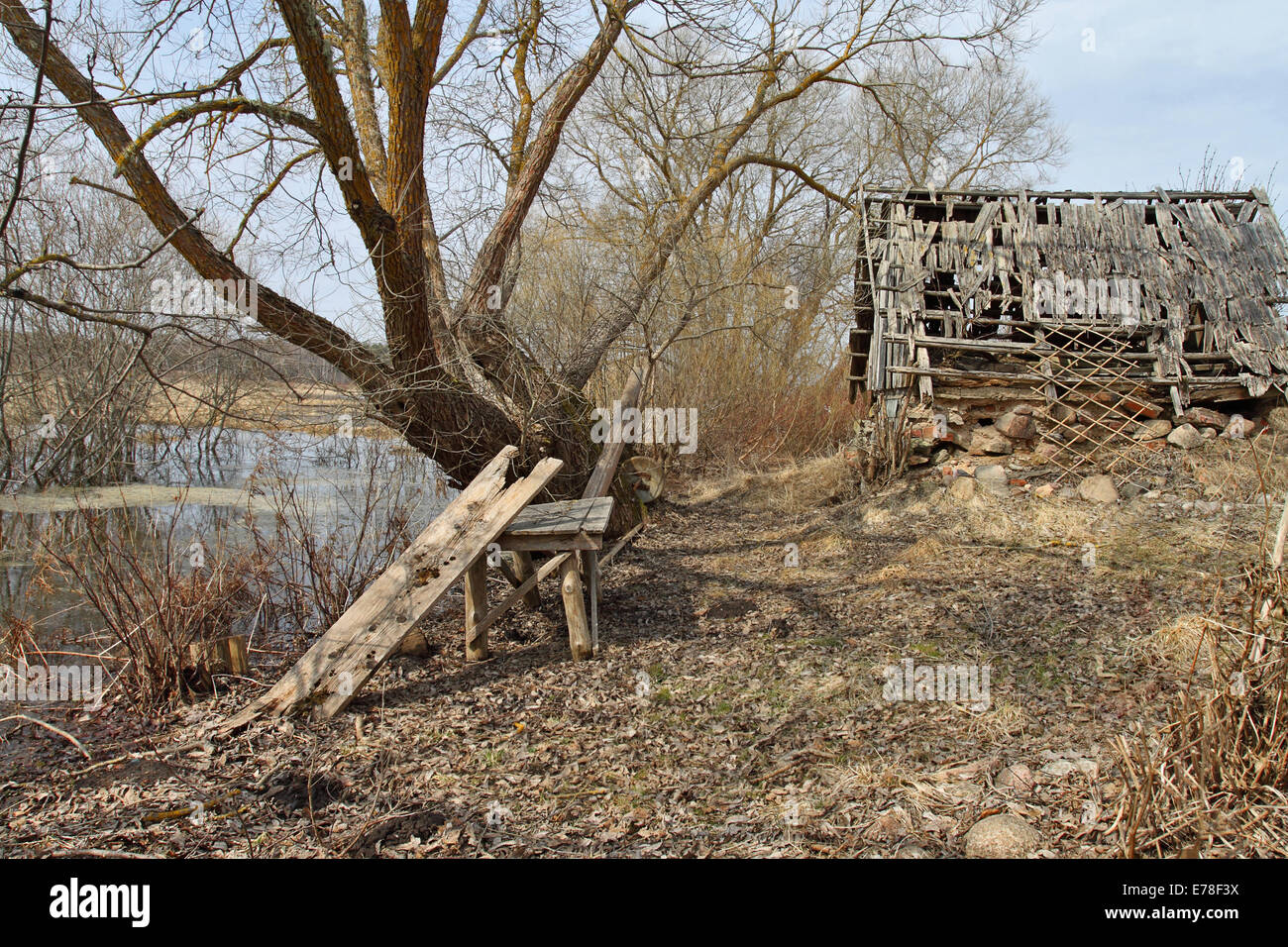 Paesaggi rustici con il vecchio tavolo in legno sotto agli alberi e sgangherate fienile dietro Foto Stock