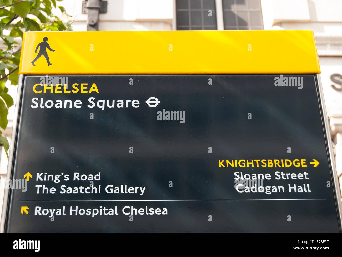 Pilastro signpost in Sloane Square, a Chelsea, Londra, dando indicazioni per raggiungere i luoghi di interesse nelle vicinanze Foto Stock