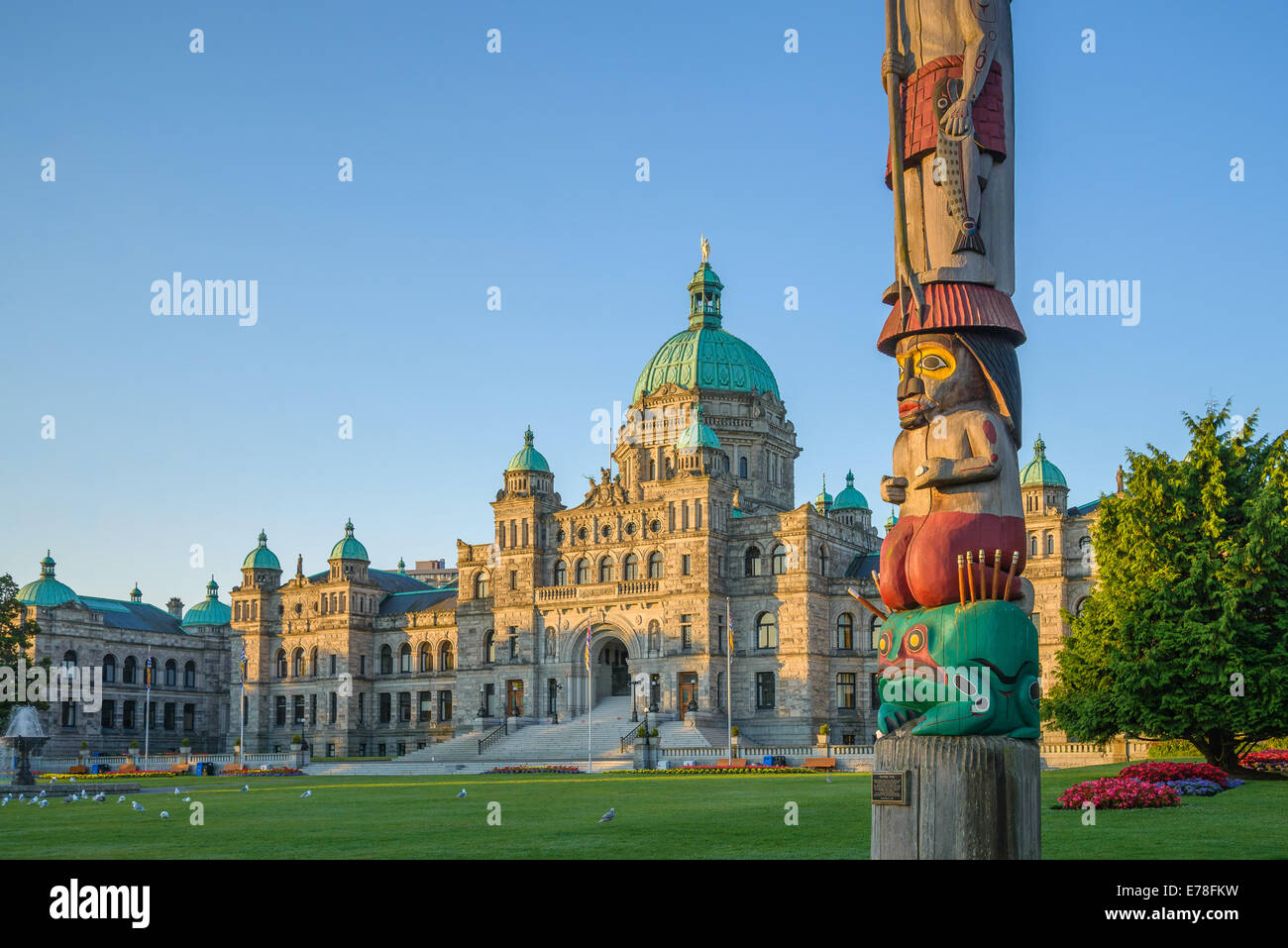 'Conoscenza' totem pole del British Columbia legislatura motivi, Victoria, British Columbia, Canada Foto Stock