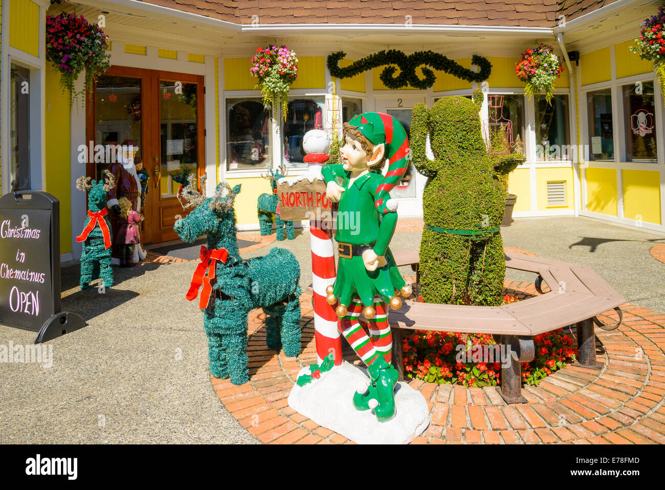 Elf natale e renne al di fuori del negozio di Natale, Chemainus, British Columbia, Canada Foto Stock