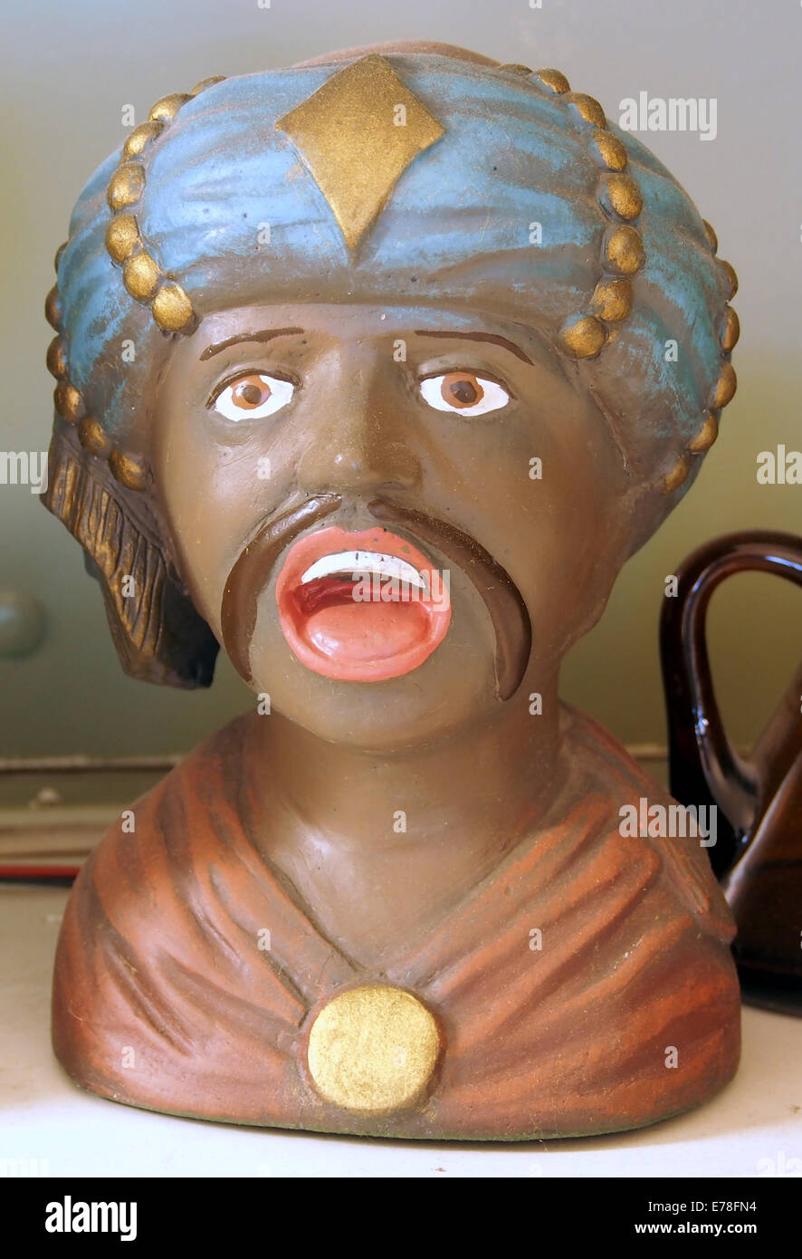 Una mostra di "pannolini" presso il museo Hermanusje van Alles Drogist, con una collezione di storici farmacisti olandesi. Queste figure di legno tradizionali erano usate una volta per mostrare rimedi e medicinali a base di erbe. Foto Stock