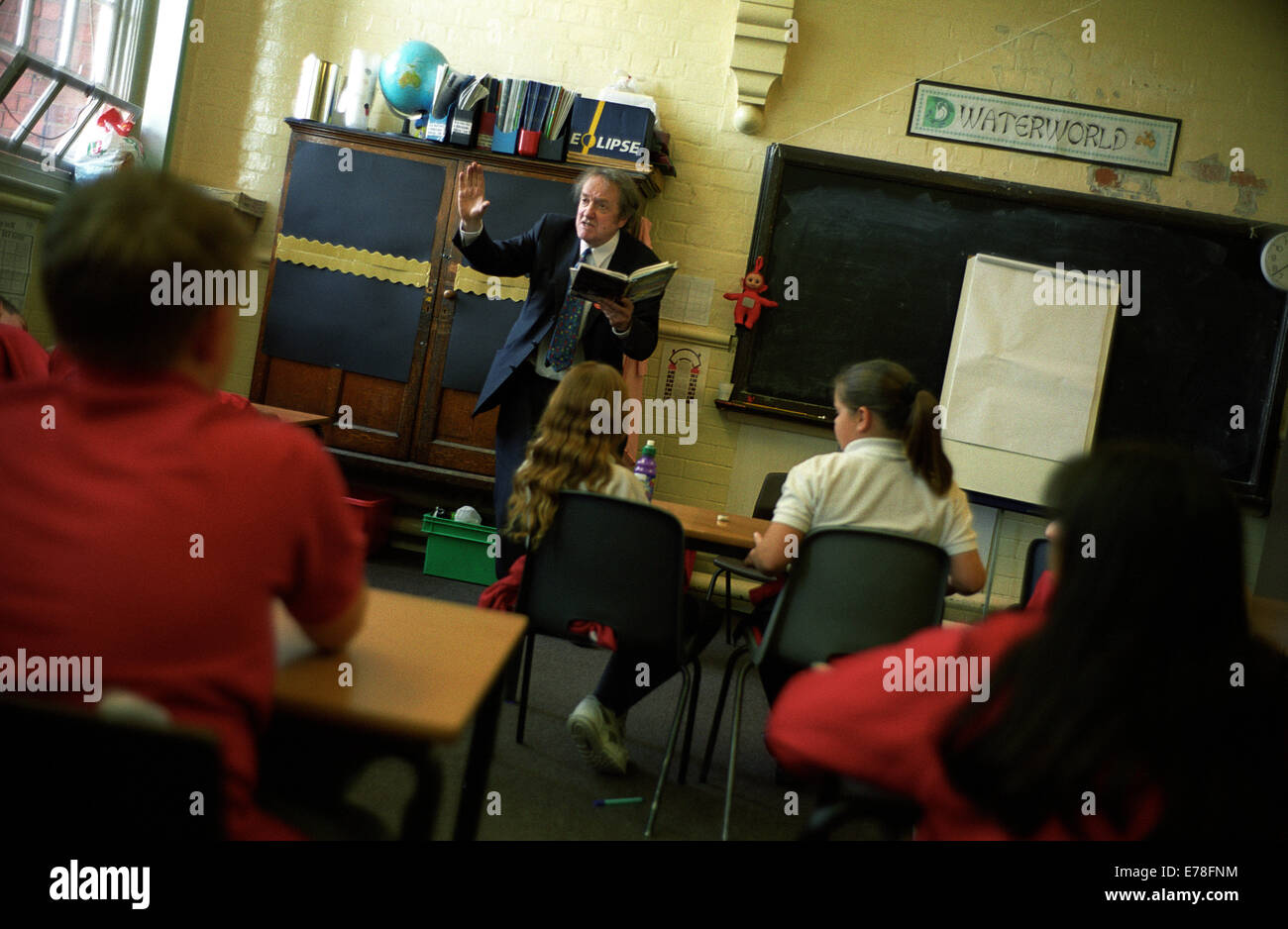 Tim Brighouse, educatore, fotografato in una scuola primaria a Birmingham per i tempi di istruzione supplemento - TES. 16 maggio 2002. Foto Stock