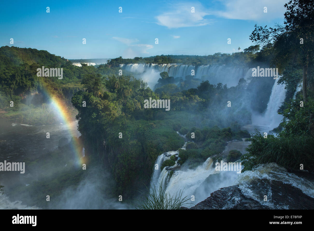 Un arcobaleno su cascate di Iguazu, Argentina Foto Stock