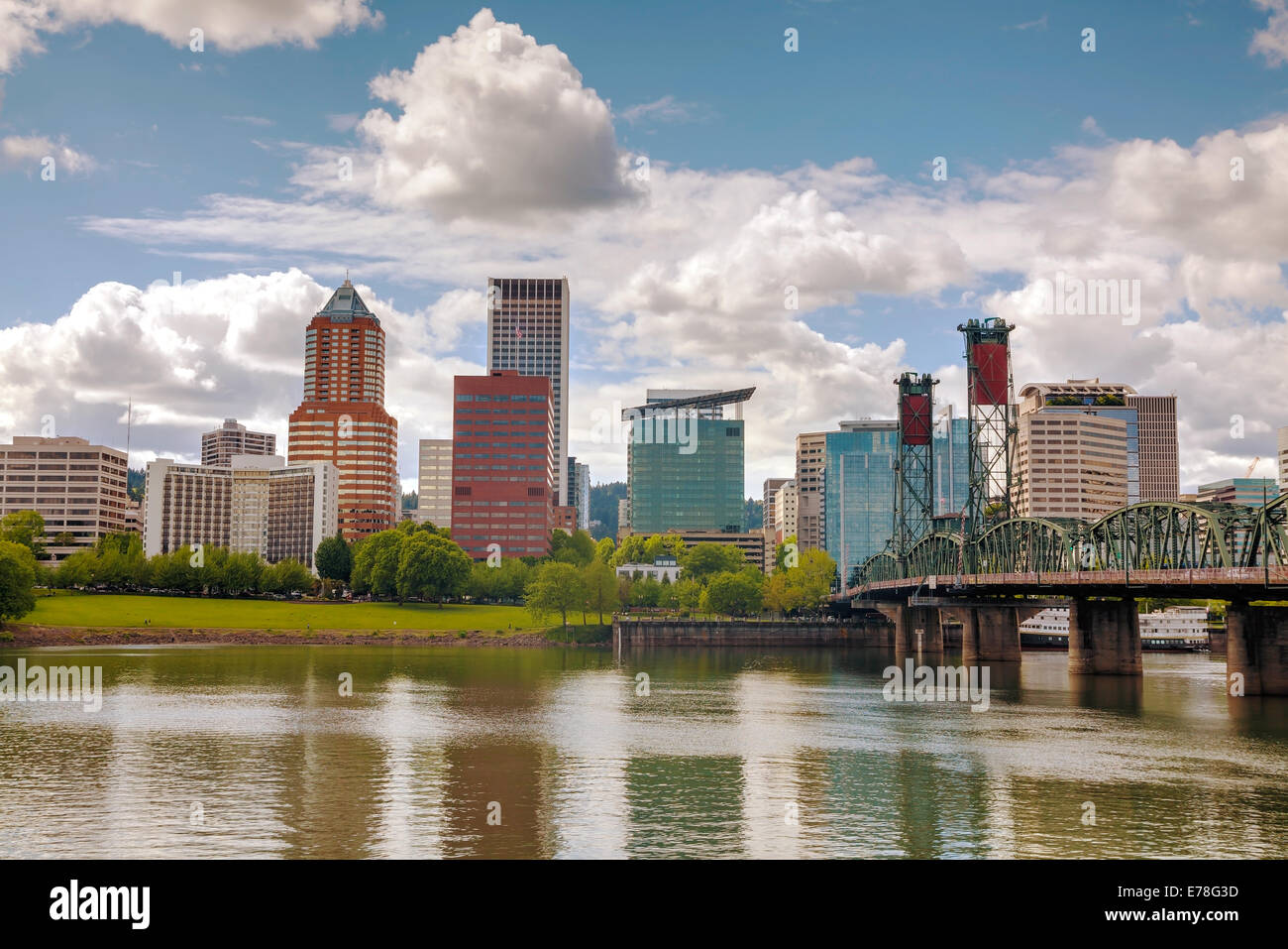 Downtown Portland cityscape su un nuvoloso giorno Foto Stock