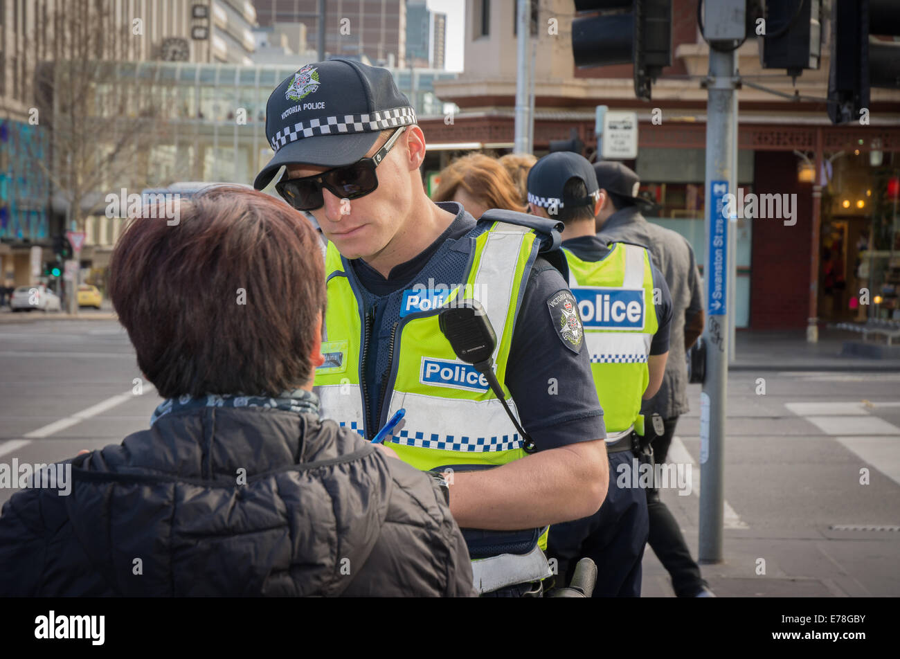 Polizia australiana Constable interrogatorio donna Foto Stock