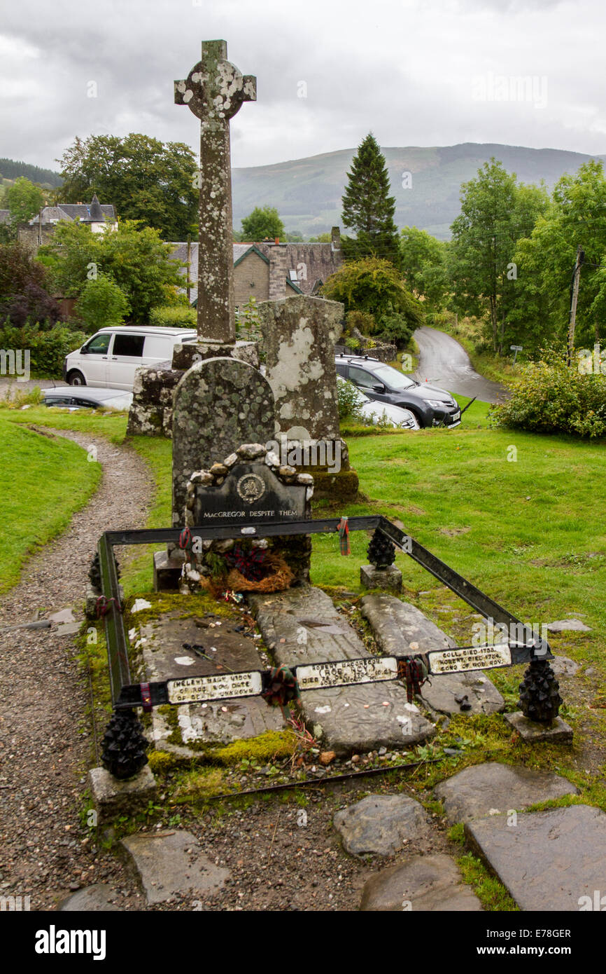 Rob Roy's grave nella frazione di Balquhidder sopra Loch Voil in Loch Lomond e il Trossachs National Park nr Glasgow Scozia Scotland Foto Stock