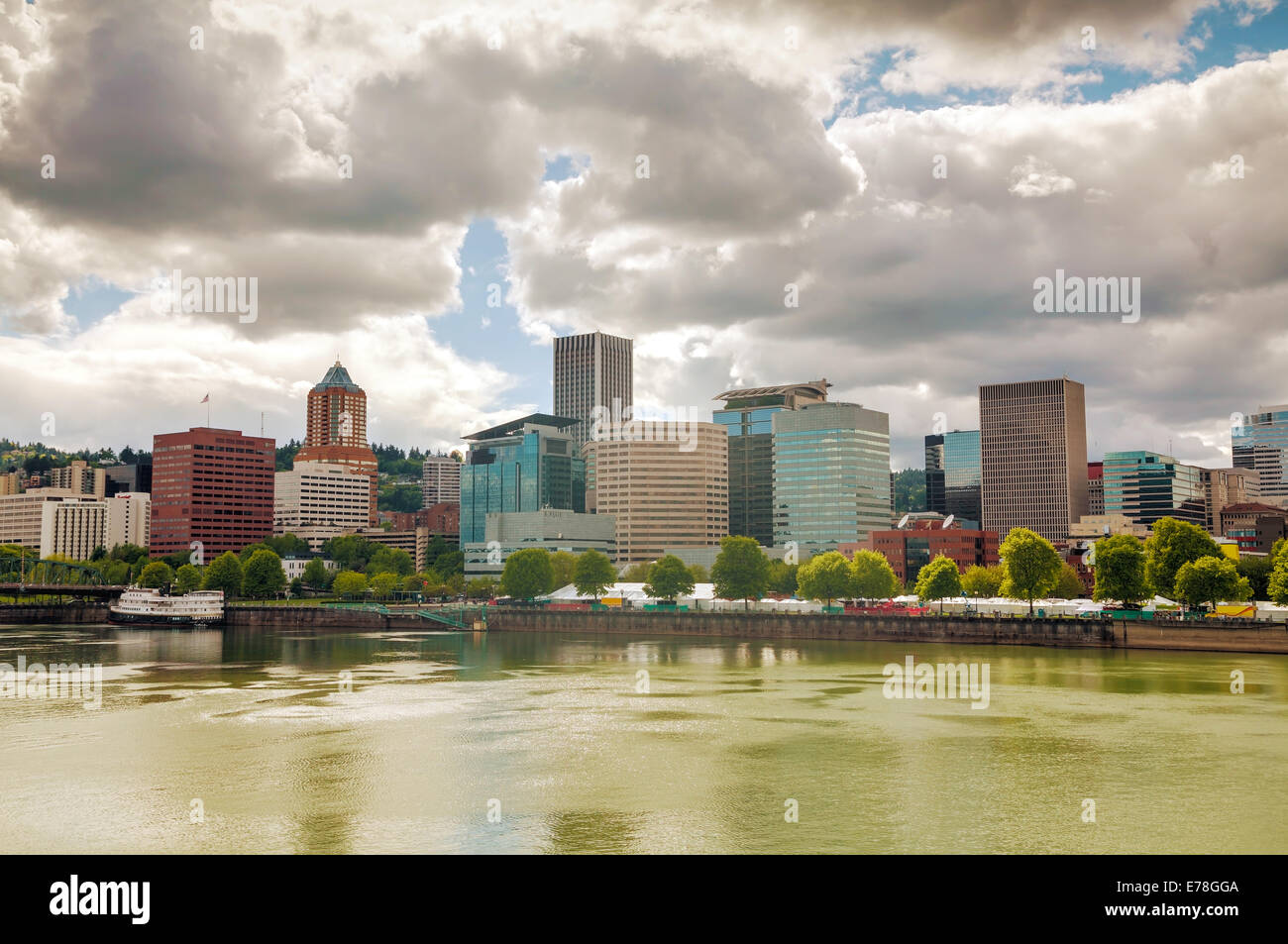 Downtown Portland cityscape su un nuvoloso giorno Foto Stock