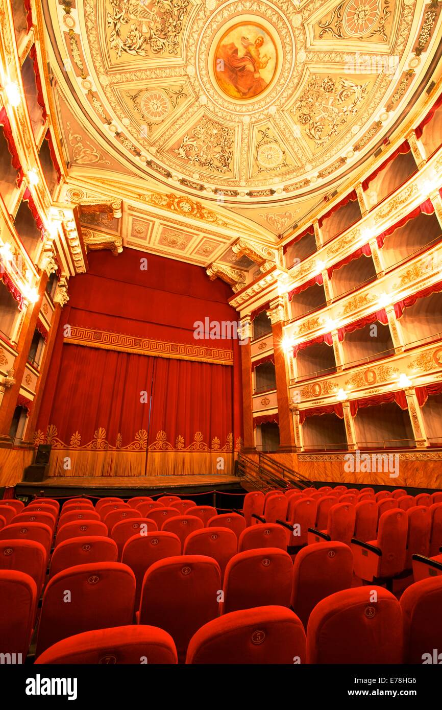 Interno del Teatro di Noto (Teatro Comunale Vittorio Emanuele) in piazza XVI Maggio, Noto, Sicilia, Italia, Europa meridionale Foto Stock