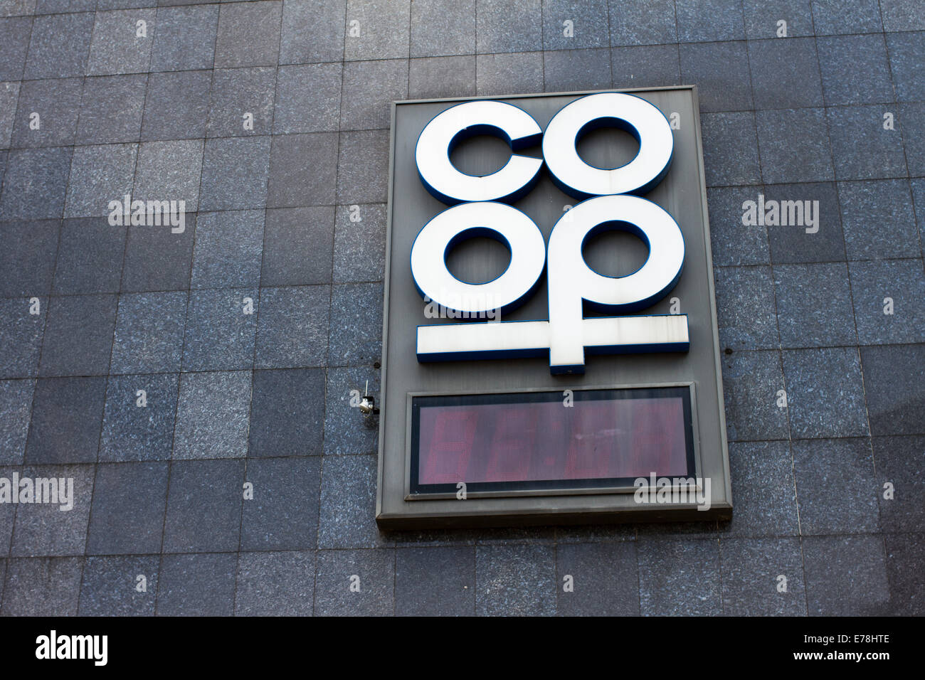 La Coop Logo su un edificio in Sheffield South Yorkshire Regno Unito Foto Stock