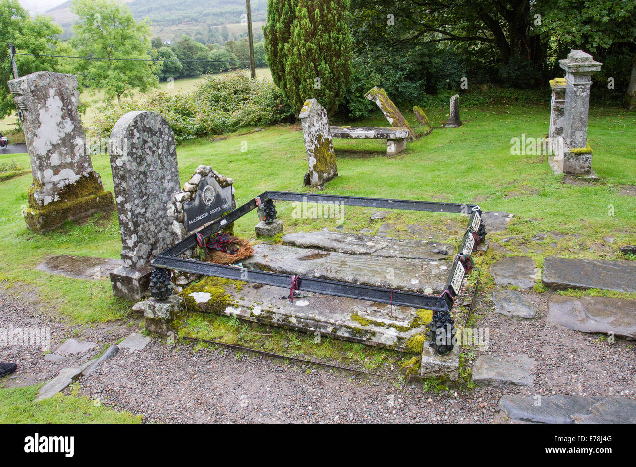 Rob Roy's grave nella frazione di Balquhidder sopra Loch Voil in Loch Lomond e il Trossachs National Park nr Glasgow Scozia Scotland Foto Stock