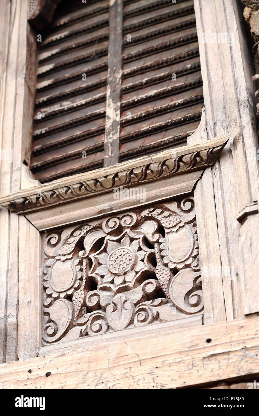 Riccamente intagliata in legno finestra nel Nepal tradizione gurung raffiguranti motivi floreali motivi decorativi.Ghandruk villaggio-Annapurnas Tour Foto Stock
