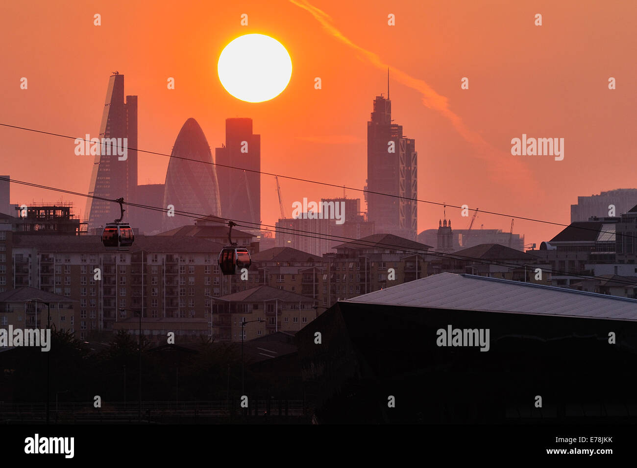 Il tramonto sulla città di Londra UK, dal Royal Victoria Dock. Foto Stock