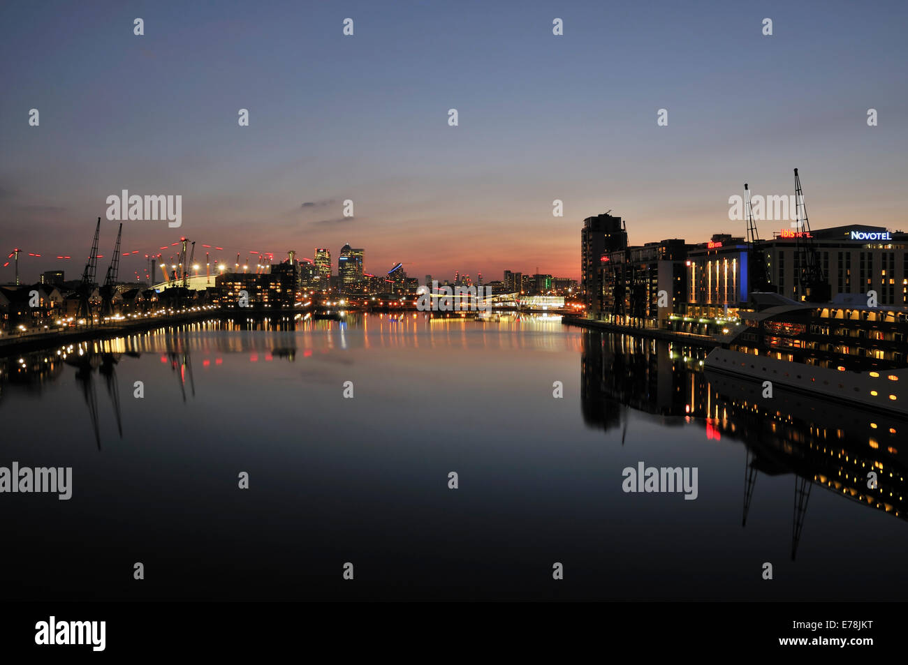 Royal Victoria Dock, Londra UK, al tramonto, con riflessioni di edifici illuminati Foto Stock