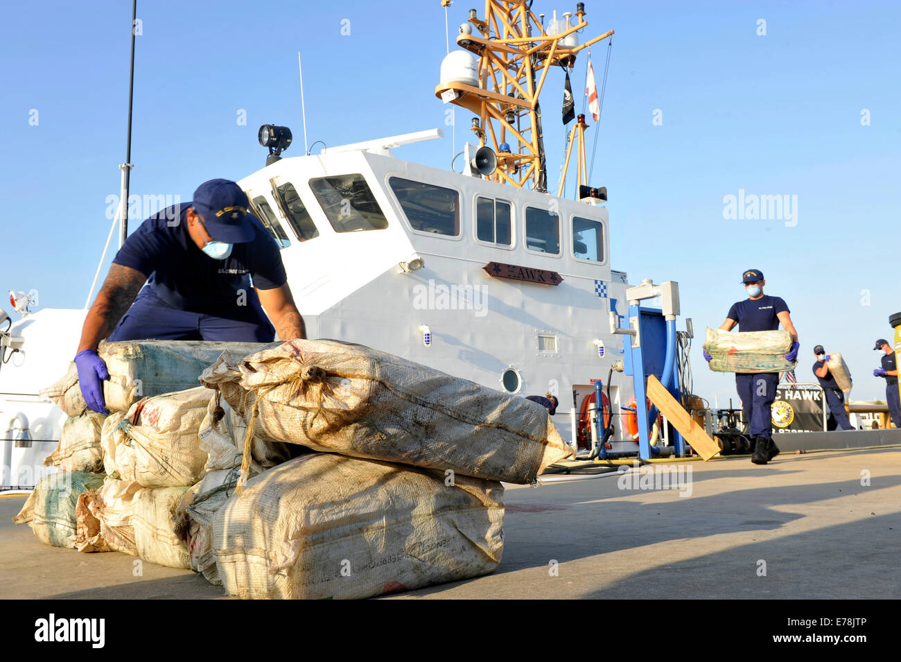 Stati Uniti Costa guardie assegnato al pattugliamento costiero barca USCGC Hawk (WPB 87355) si scaricano 576 chilogrammi di cocaina, valutate a $19 milioni, 22 Agosto, 2014, a Coast Guard Settore San Pietroburgo, Fla. il contrabbando è stato interdetto durante il funzionamento Martillo, a j Foto Stock