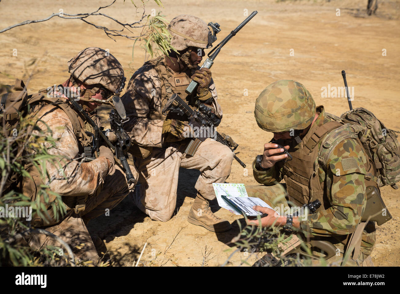 Da destra, Esercito Australiano lancia di artiglieria Bombadier Aaron Costas, U.S. Marine Corps Capt. Aaron Brusch e U.S. Marine Corps 1 Foto Stock