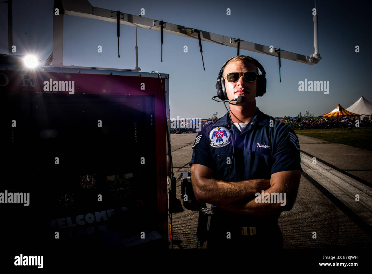 Stati Uniti Air Force Staff Sgt. Cody Fondahn, una trasmissione a radio frequenza dello specialista di sistemi con la Thunderirds, funge da punto di collegamento con la air show coordinatore e monitora le radio durante esibizioni aeree 24 agosto 2014, a Waterloo, Iowa. Foto Stock