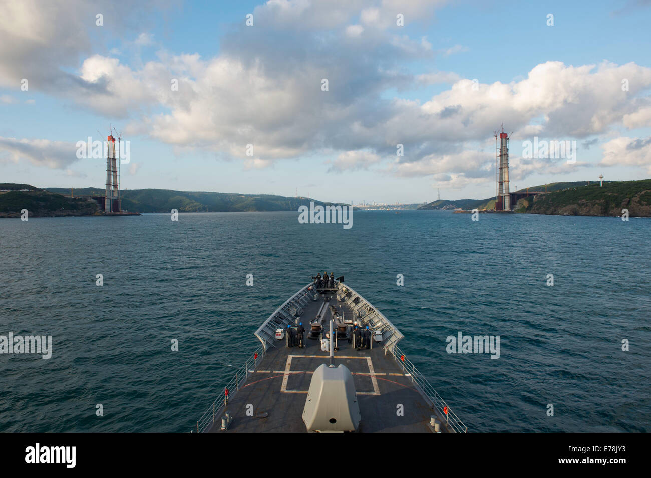 Il missile cruiser USS Vella Gulf (CG 72) si diparte il Mar Nero ed entra nel lo stretto del Bosforo il Agosto 26, 2014. La Vella Golfo condotte le operazioni di sicurezza marittima e di protezione del teatro impegni nel Mar Nero come parte dell'impegno USA t Foto Stock