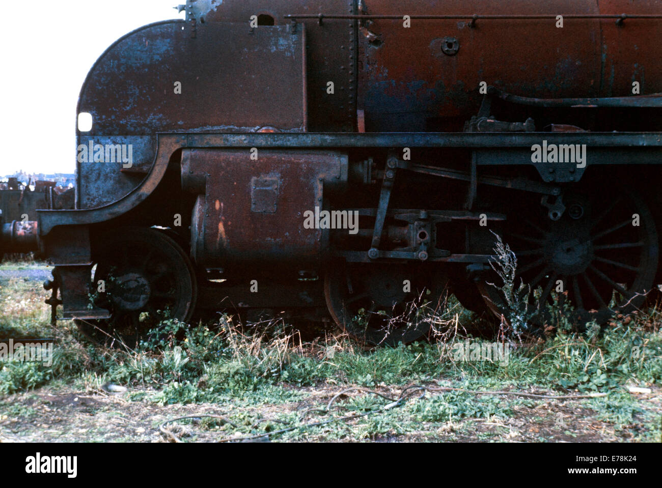 Arrugginimento ex British Rail locomotiva a vapore in piedi in woodham fratelli scrapyard barry island galles durante la metà degli anni settanta Foto Stock