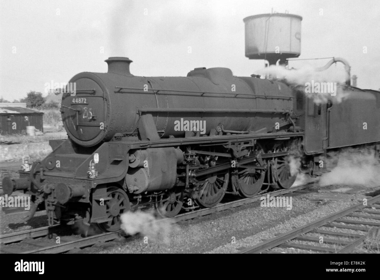 Originale il treno a vapore nero 5 numero 44872 operanti su British Railways grande linea centrale durante gli anni sessanta Foto Stock