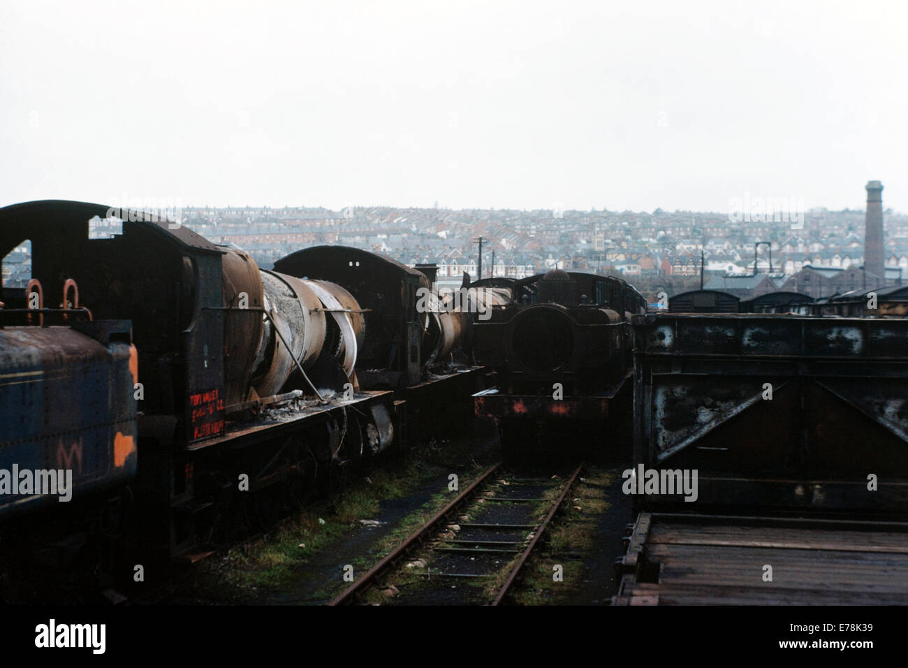 Arrugginimento ex British Rail locomotive a vapore in piedi in woodham fratelli scrapyard barry island galles durante la metà degli anni settanta Foto Stock