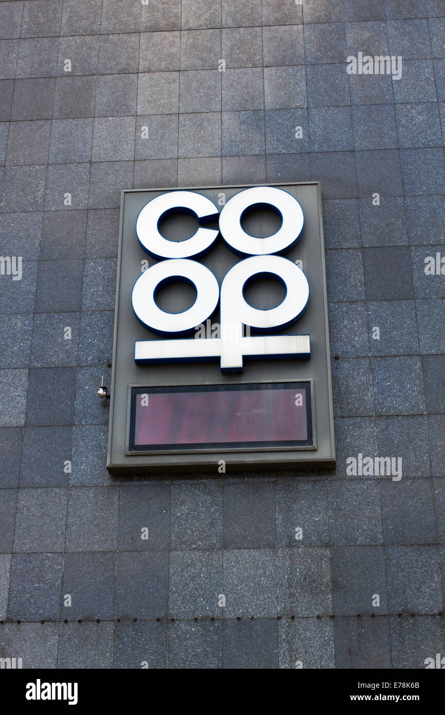 La Coop Logo su un edificio in Sheffield South Yorkshire Regno Unito Foto Stock