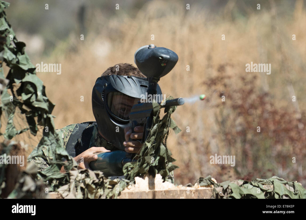 Stati Uniti La Marina di Massa specialista di comunicazione di terza classe Tyler Thompson, assegnato al combattimento Expeditionary Fotocamera, spara ad un bersaglio il 30 agosto 2014, durante una forza-su-force esercitazione come parte della flotta è combattere la fotocamera del Pacifico Estate rapido colpo 2014 in un Foto Stock