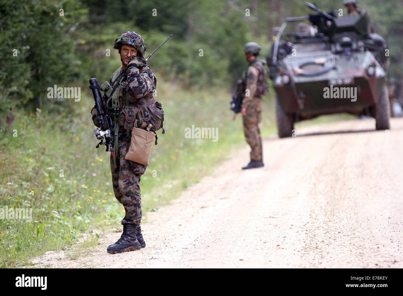 Un soldato sloveno radio informazioni situazionale a leader durante la giunzione di Saber 2014 al Hohenfels Area Formazione in Hohenfels, Germania, Sett. 2, 2014. Giunzione di Saber è un U.S. Esercito Europa-led esercizio progettato per preparare, degli Stati Uniti e della NATO internationa Foto Stock