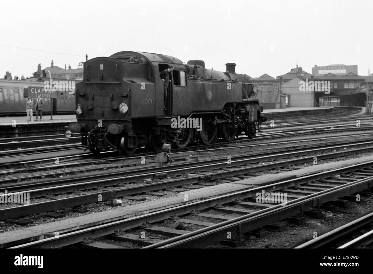 Originale il treno a vapore 4mt serbatoio numero 80015 operanti su ferrovie britanniche a Clapham Junction durante gli anni sessanta Foto Stock