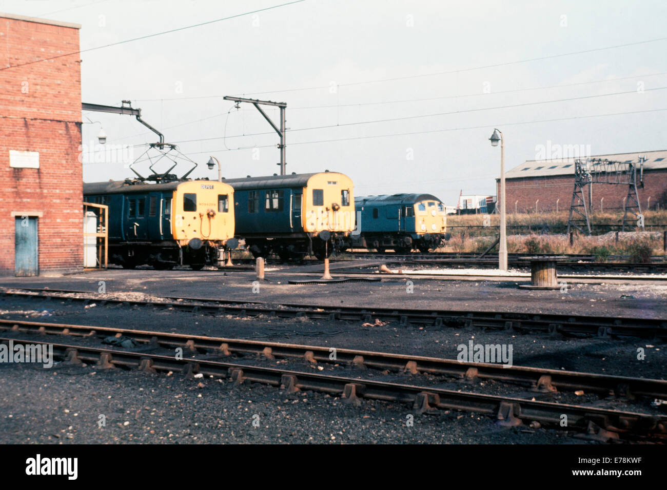La British Rail locomotori stand al capannone rossastro vicino a Manchester in Inghilterra nel 1976 Foto Stock