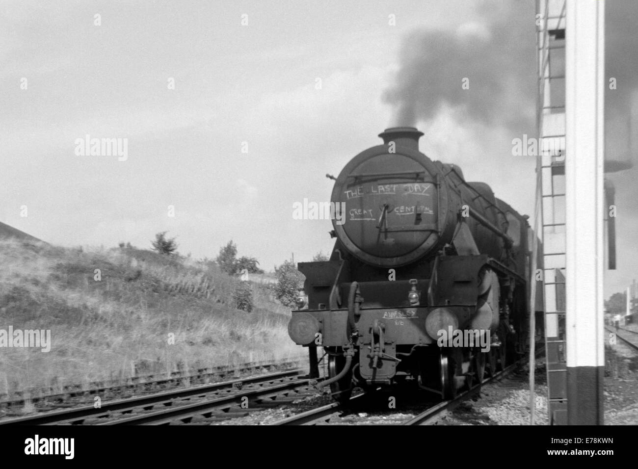 Originale il treno a vapore operanti su British Railways l'ultimo giorno della grande centrale durante gli anni sessanta Foto Stock