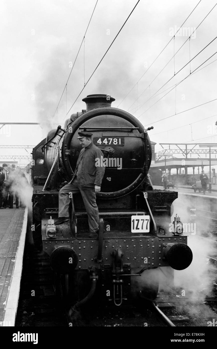 Originale il treno a vapore numero 44781 operanti su British Railways quindici guinea tour 1z77 agosto 1968 Foto Stock
