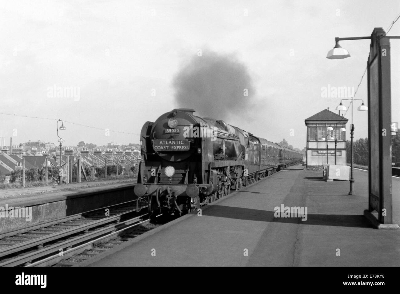 Originale il treno a vapore operativo 35018 Atlantic Coast express a earlsfield sulle ferrovie britanniche durante gli anni sessanta Foto Stock