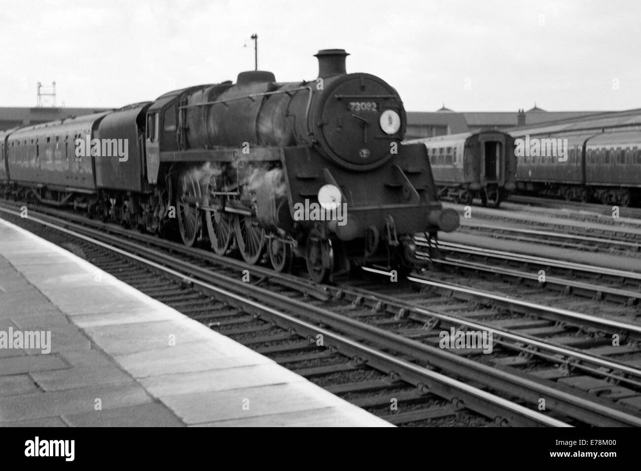 Originale il treno a vapore numero 73092 operanti su ferrovie britanniche durante gli anni sessanta Foto Stock