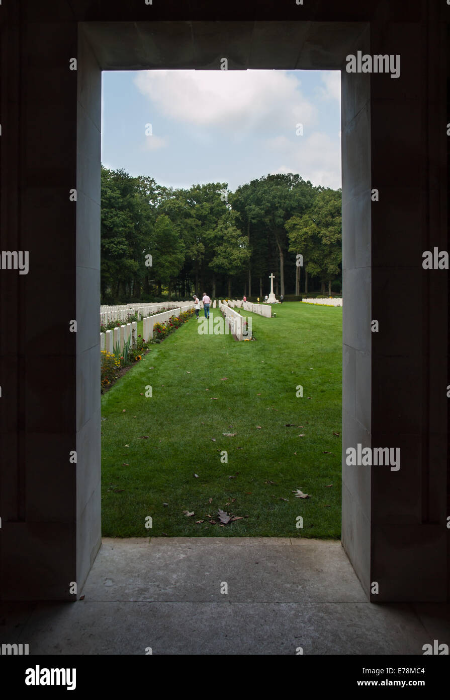 Il ben curato per allied cimitero di guerra oosterbeek per i caduti di operazione market garden visto attraverso una porta Foto Stock