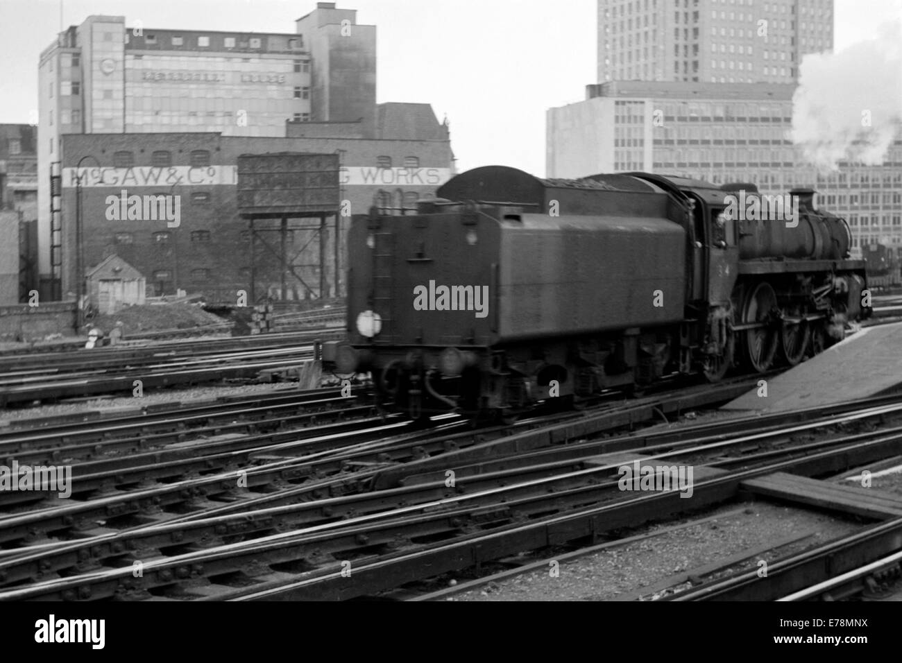 Originale il treno a vapore operanti su ferrovie britanniche durante gli anni sessanta Foto Stock