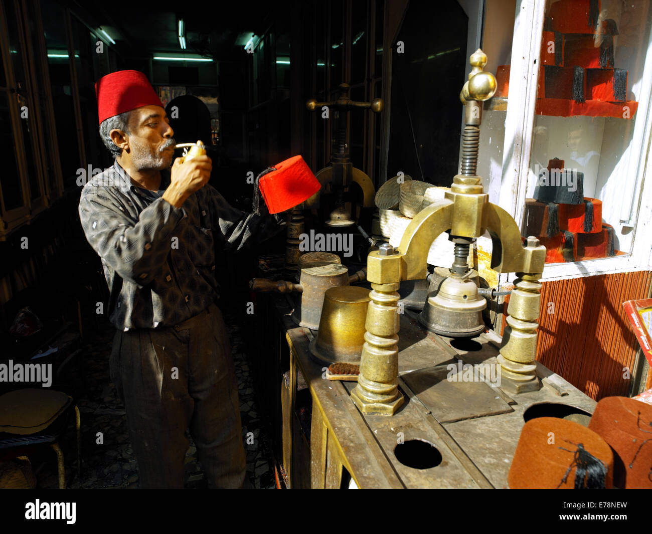 Un tarboosh maker nella sharia al Muizz li-Din Allah; Souk del Cairo Foto Stock