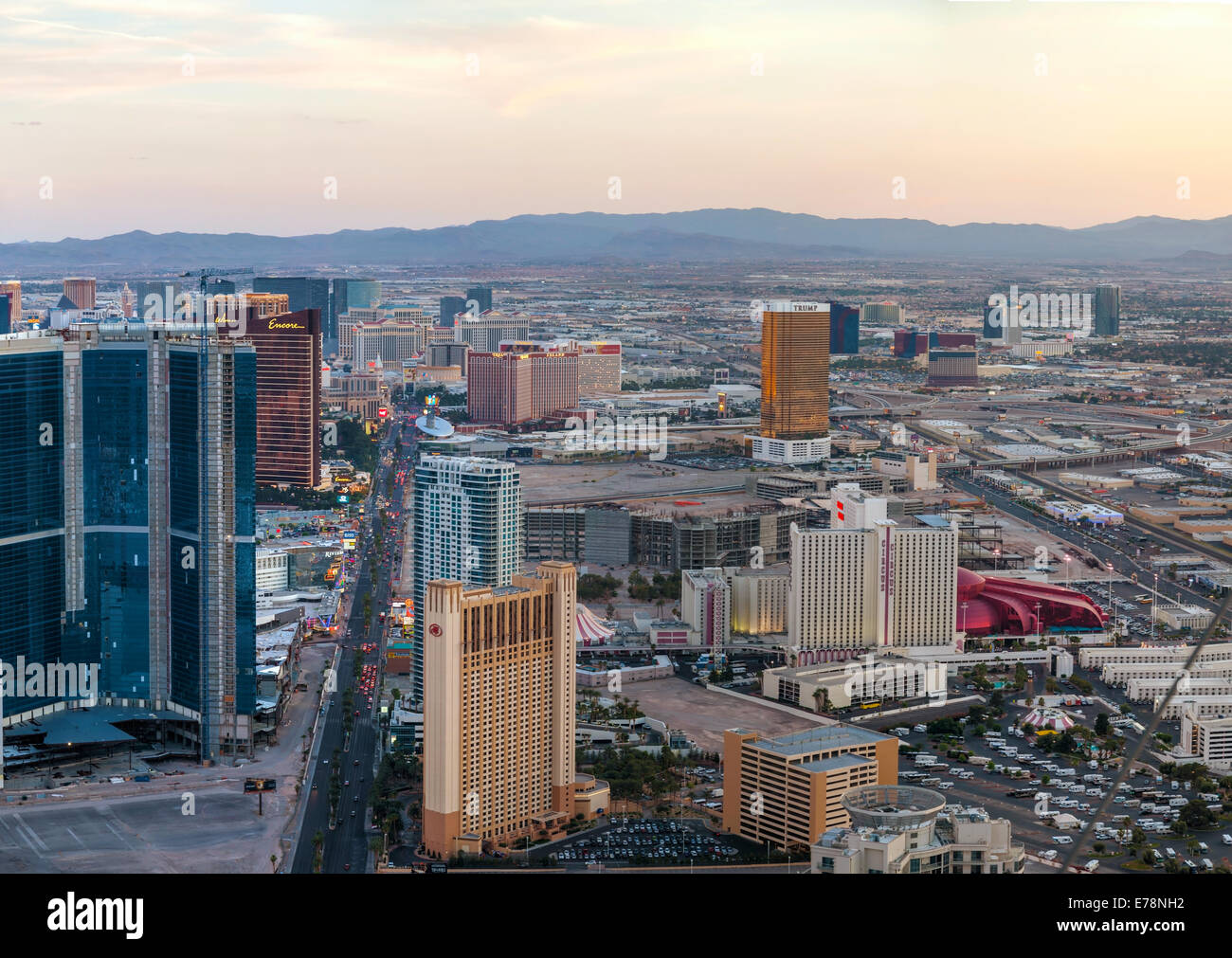 LAS VEGAS - 20 Aprile: panoramica del centro di Las Vegas in serata il 20 aprile 2014 a Las Vegas. È la più popolosa città Foto Stock
