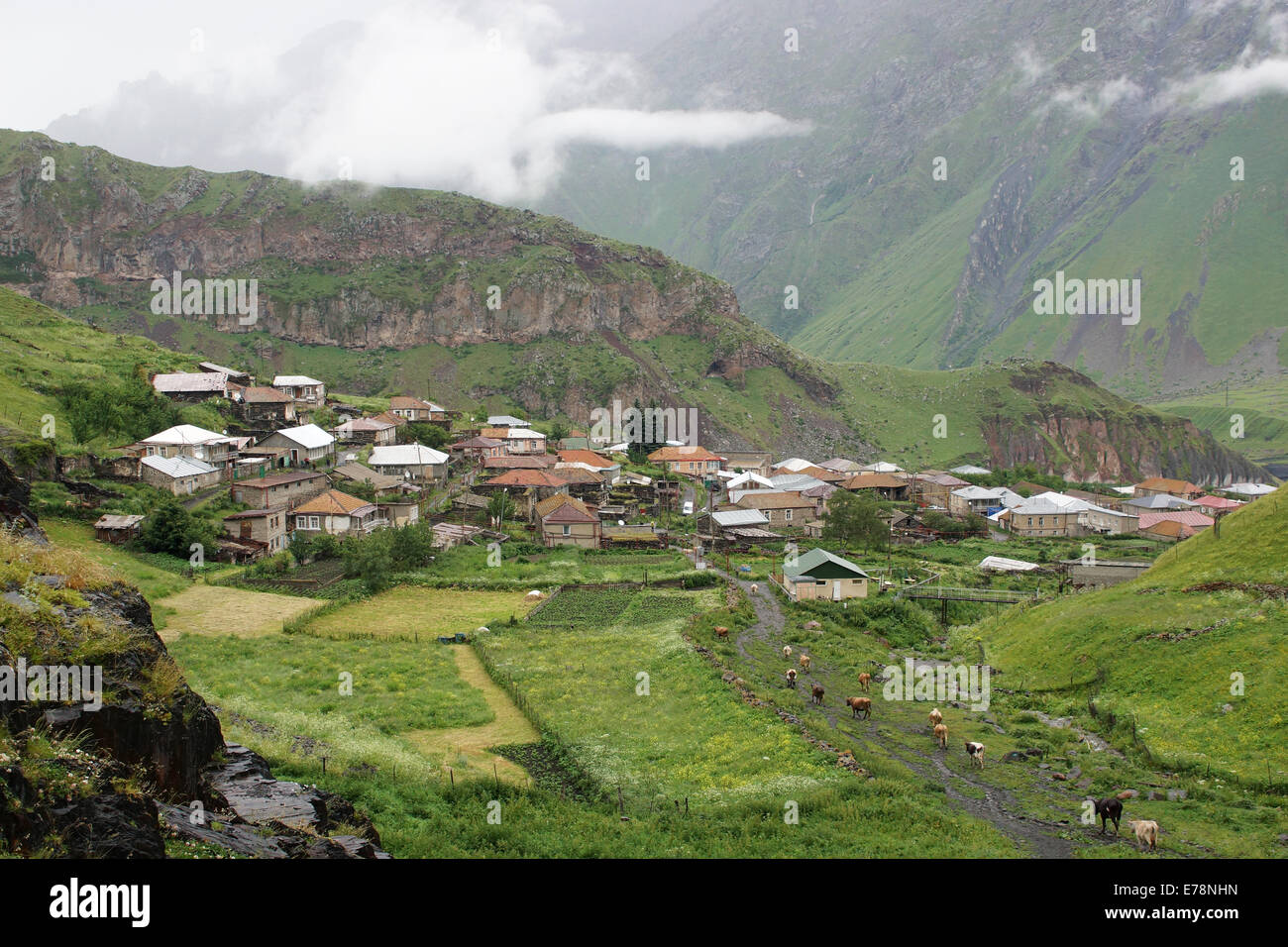 Villaggio nelle montagne del Caucaso, Georgia, Europa Foto Stock