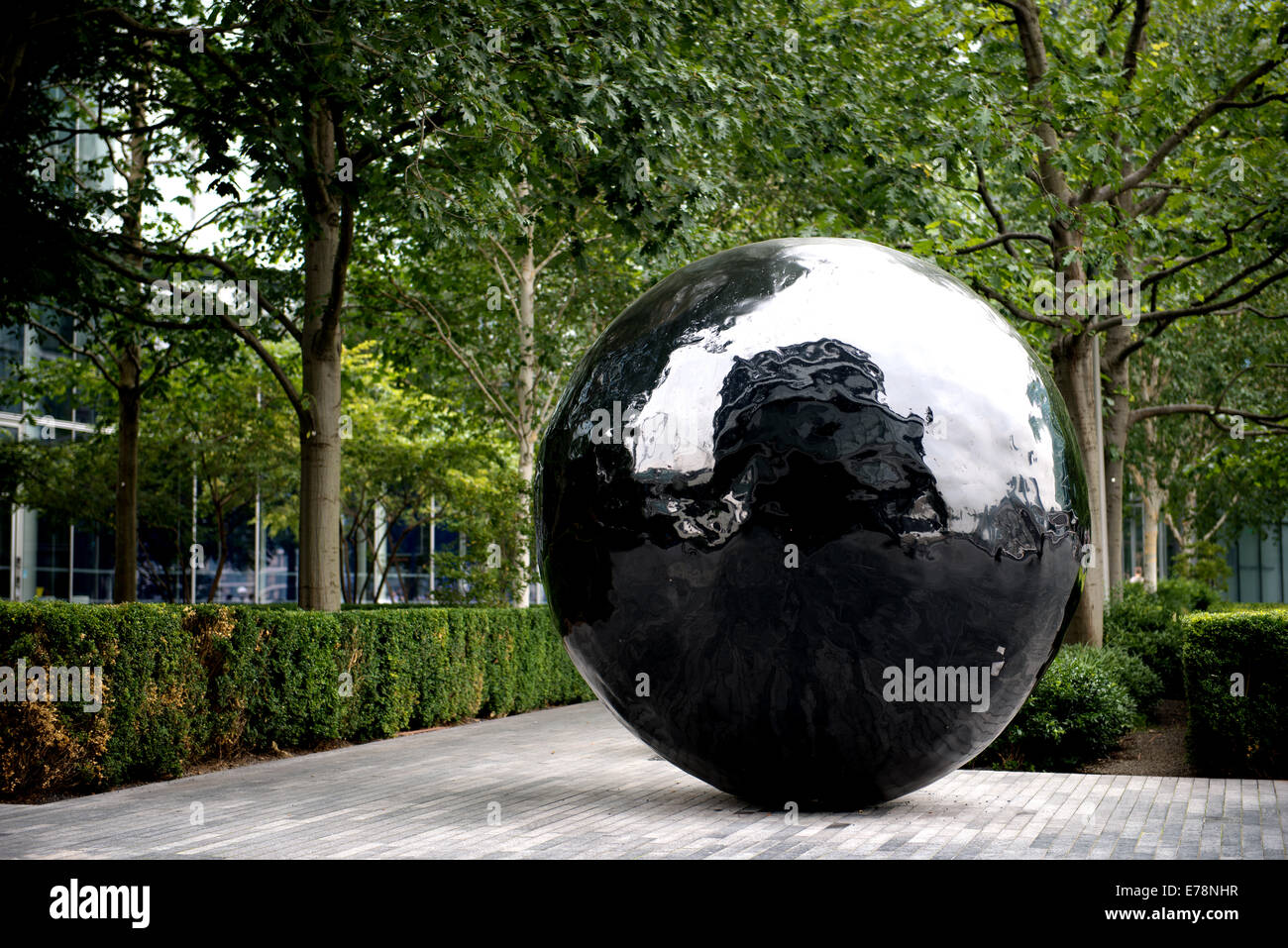 La grande sfera nero scultura sulla banca del fiume Tamigi. Foto Stock