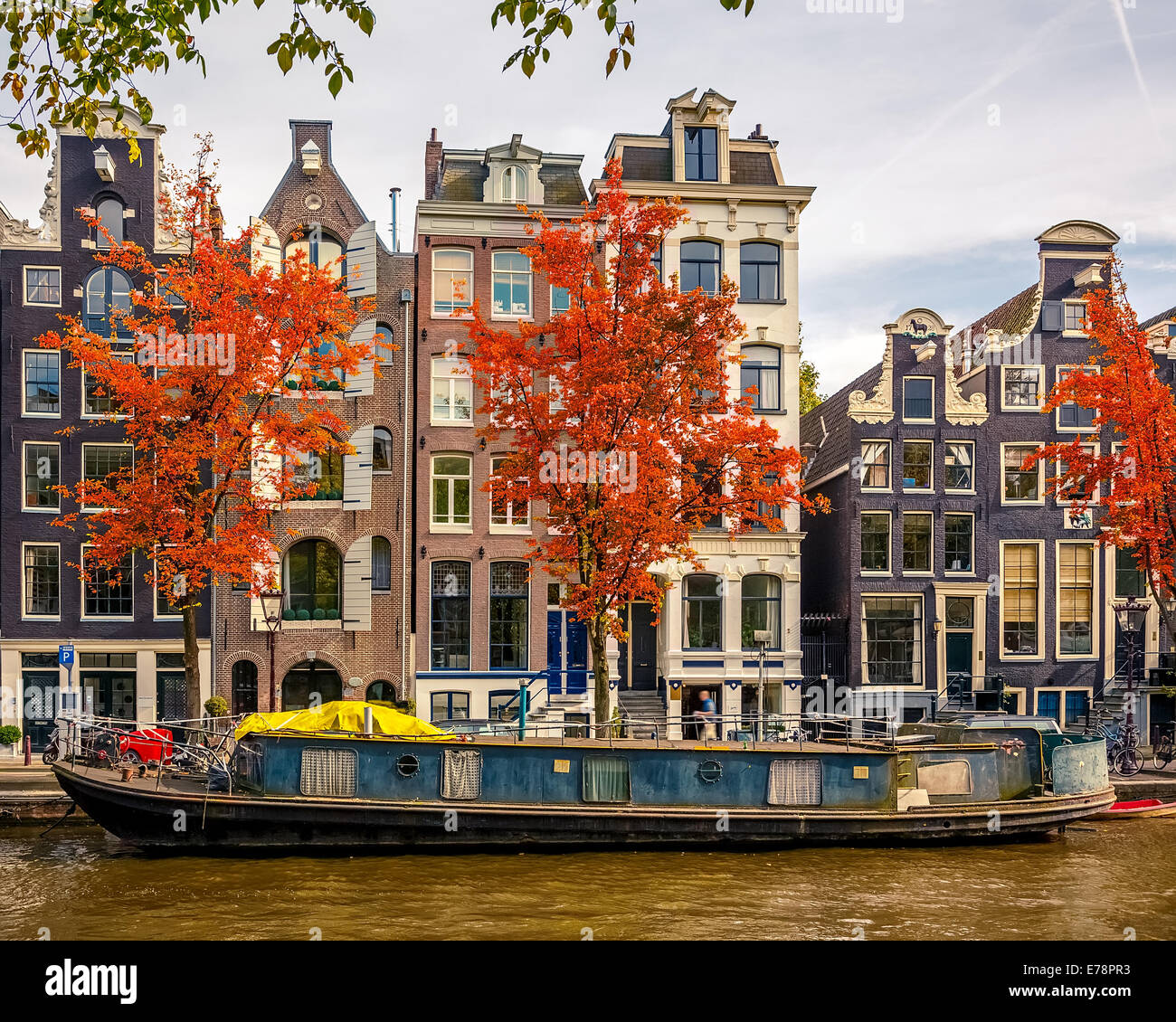 Edifici sul canal in Amsterdam Foto Stock
