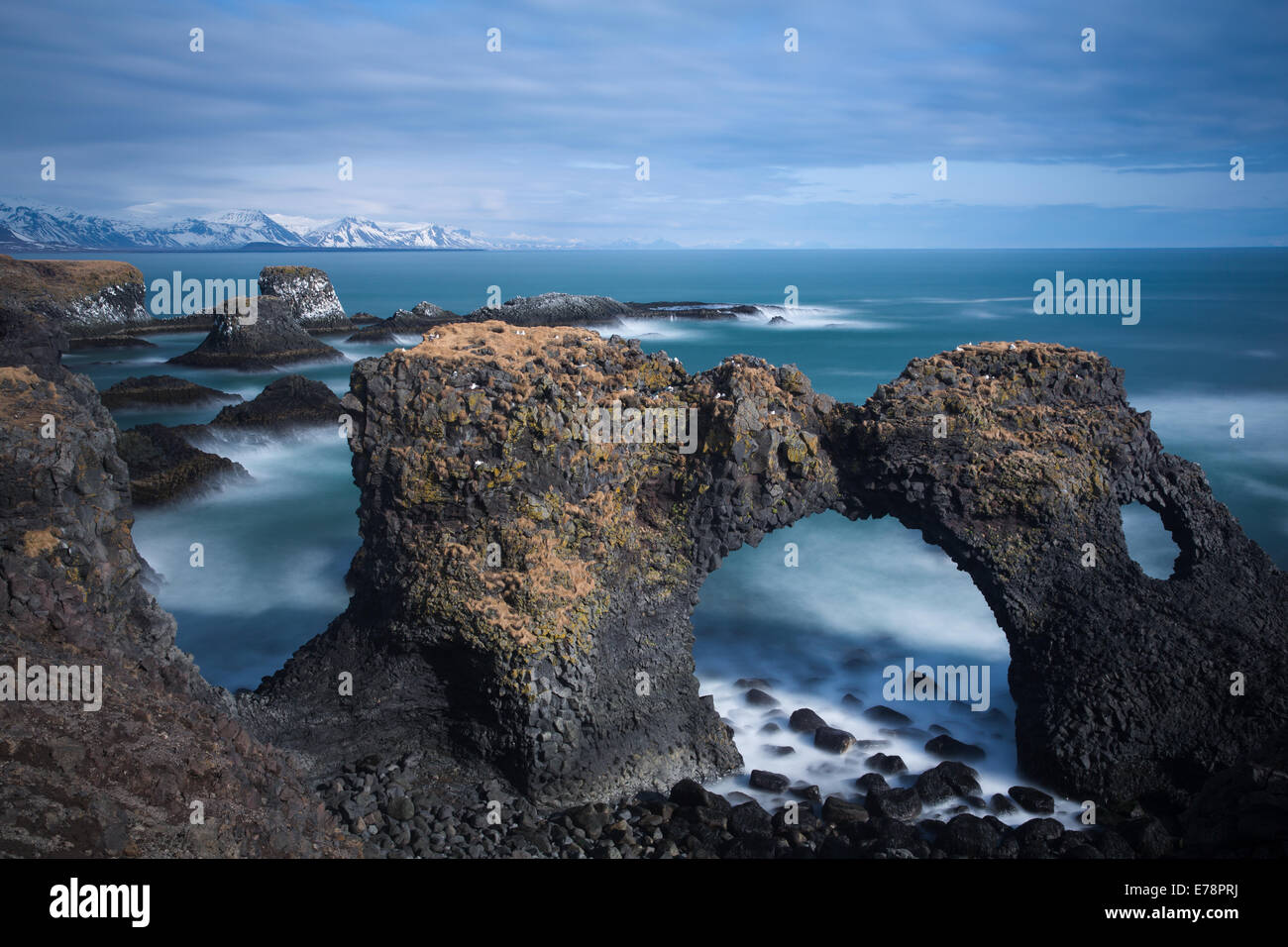 La roccia arco di Gatklettur sulla costa nr Arnastapi, Snaefellsnes Peninsula, western Islanda Foto Stock